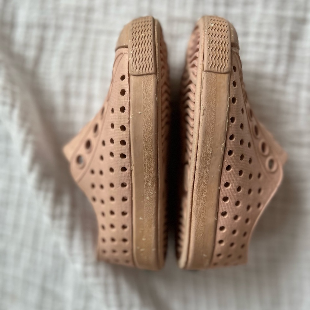 Native shoes- pink with small white flecks- great used condition - size c4 - Picture 2 of 3